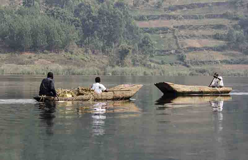 73 - Uganda - lago Bunyonyi - gente trabajando en barca